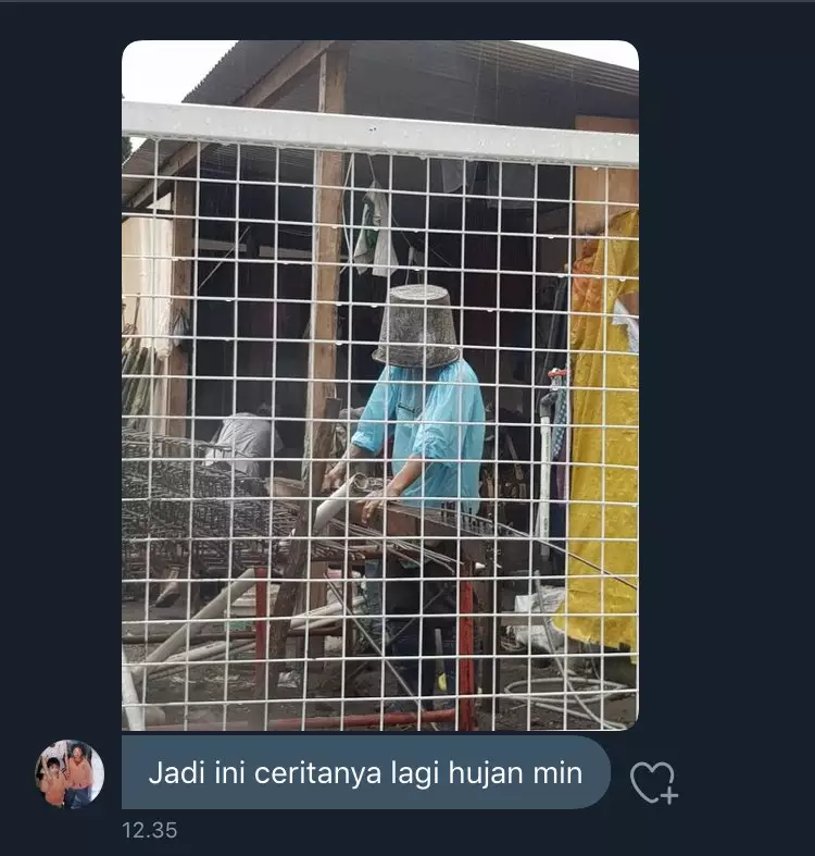 tukang bangunan menghibur diri © berbagai sumber