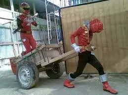 tukang bangunan menghibur diri © berbagai sumber