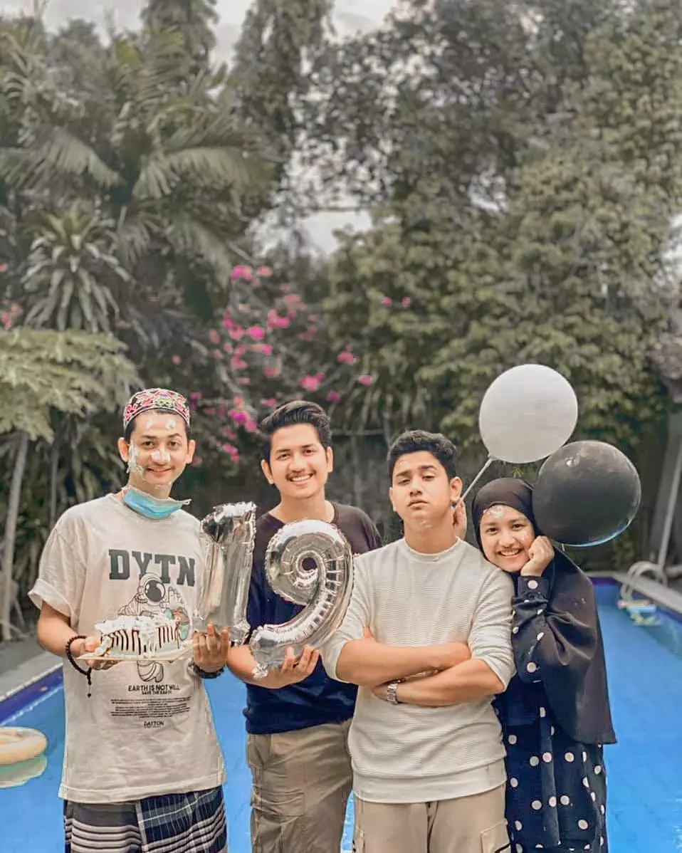 potret 3 seleb bersaudara © Instagram