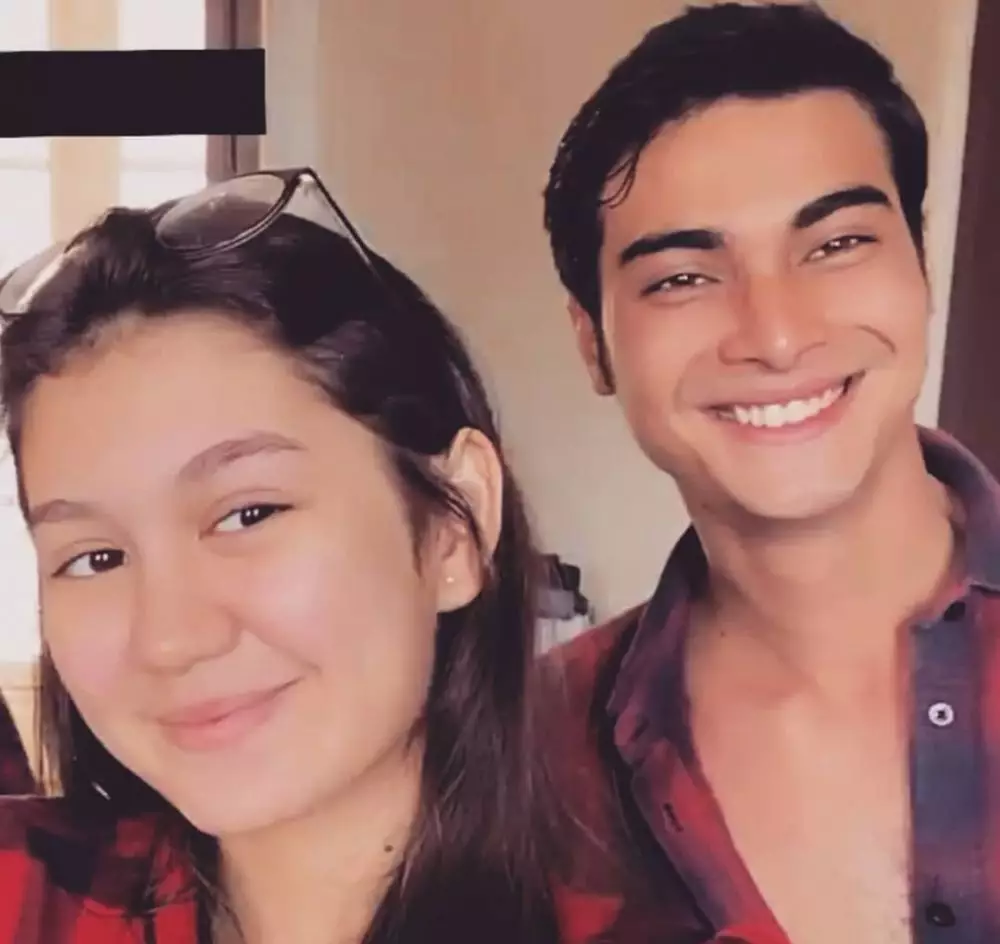 Zoe Abbas & Cinta Brian kembaran warna baju © 2021 brilio.net