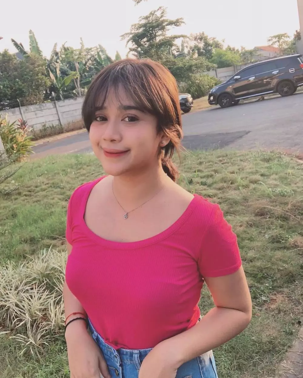 pesona penyanyi rambut poni © Instagram