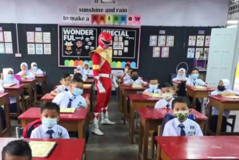 staff sekolah sambut siswa sekolah offline Berbagai sumber