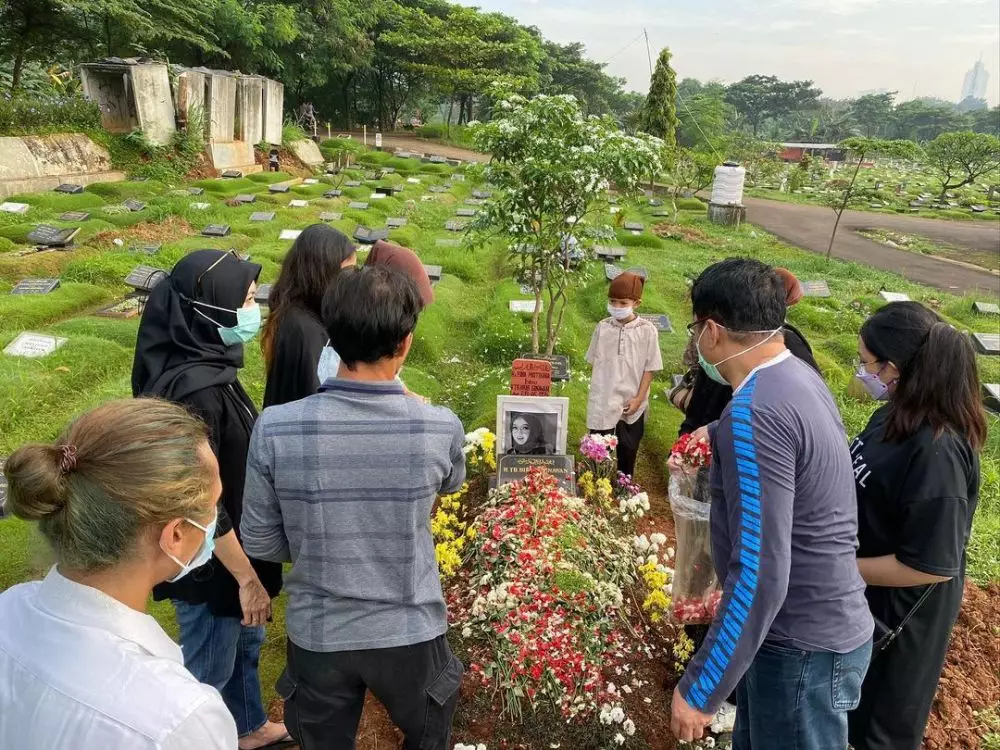 nyekar almarhumah Rina Gunawan © Instagram nyekar almarhumah Rina Gunawan © Instagram