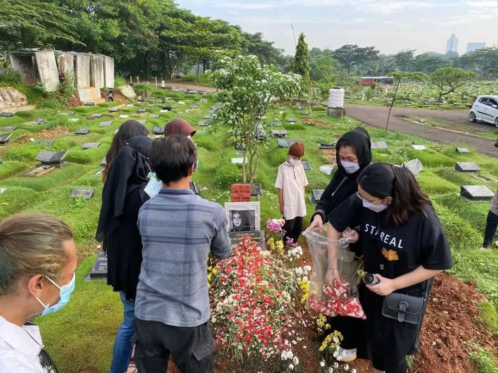 nyekar almarhumah Rina Gunawan © Instagram nyekar almarhumah Rina Gunawan © Instagram