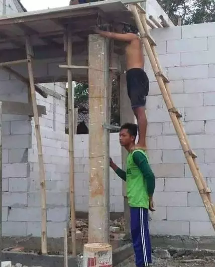 potret lucu cowok saling bantu © 2021 instagram.com