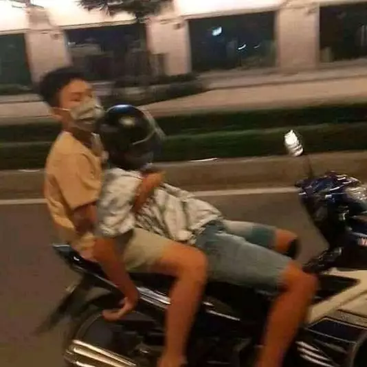 potret lucu cowok saling bantu © 2021 instagram.com