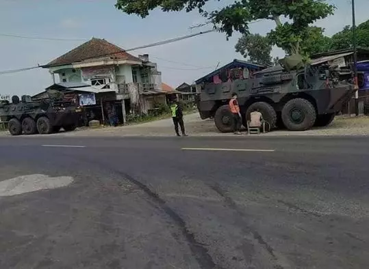 potret lucu cowok saling bantu © 2021 instagram.com