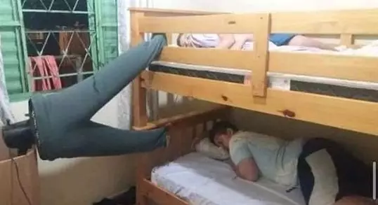 potret lucu cowok saling bantu © 2021 instagram.com