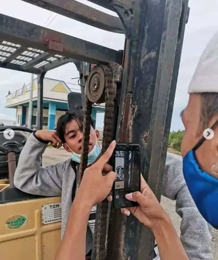 potret lucu cowok saling bantu © 2021 instagram.com