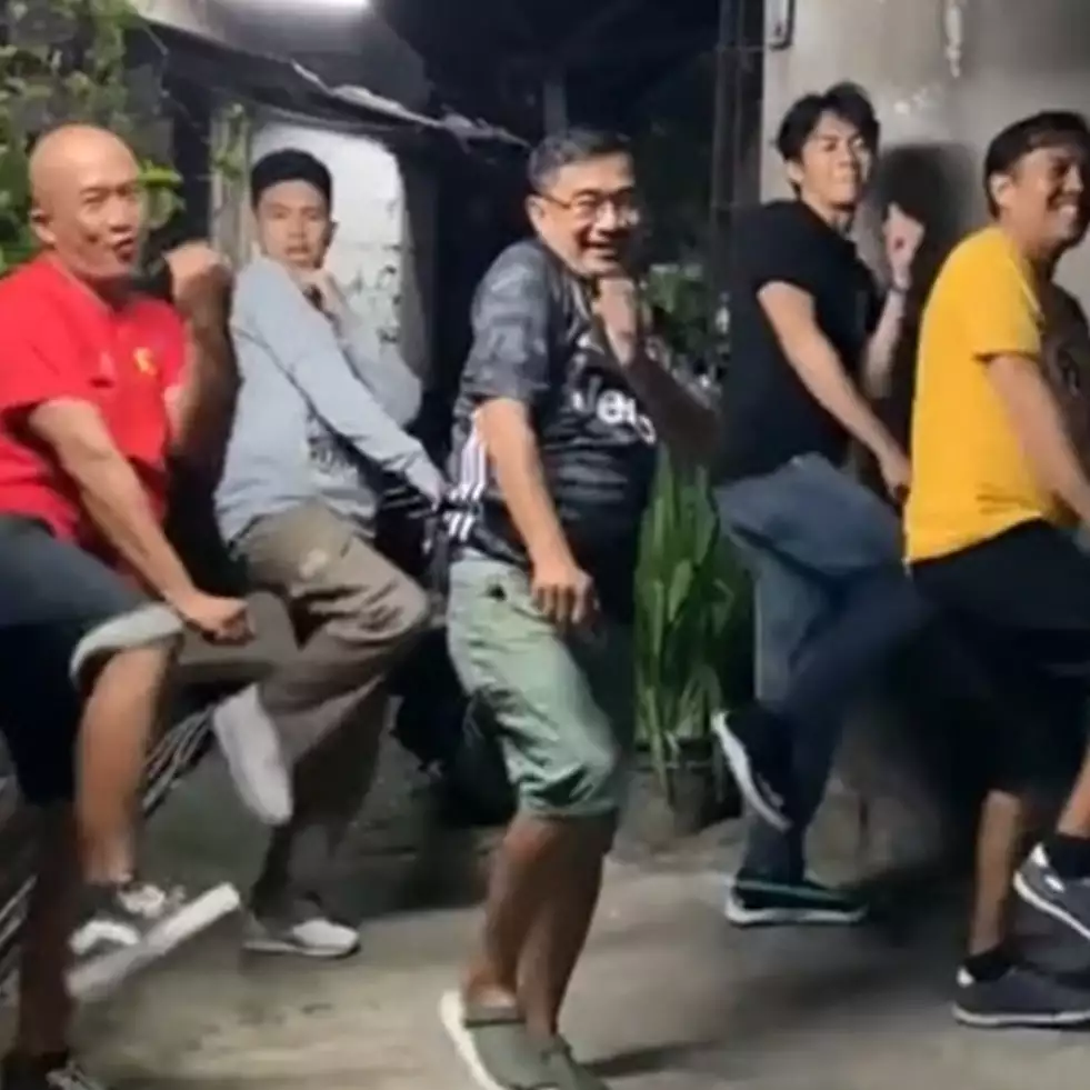 Viral aksi joget TikTok ala bapak-bapak, tetap lincah di usia 55 tahun