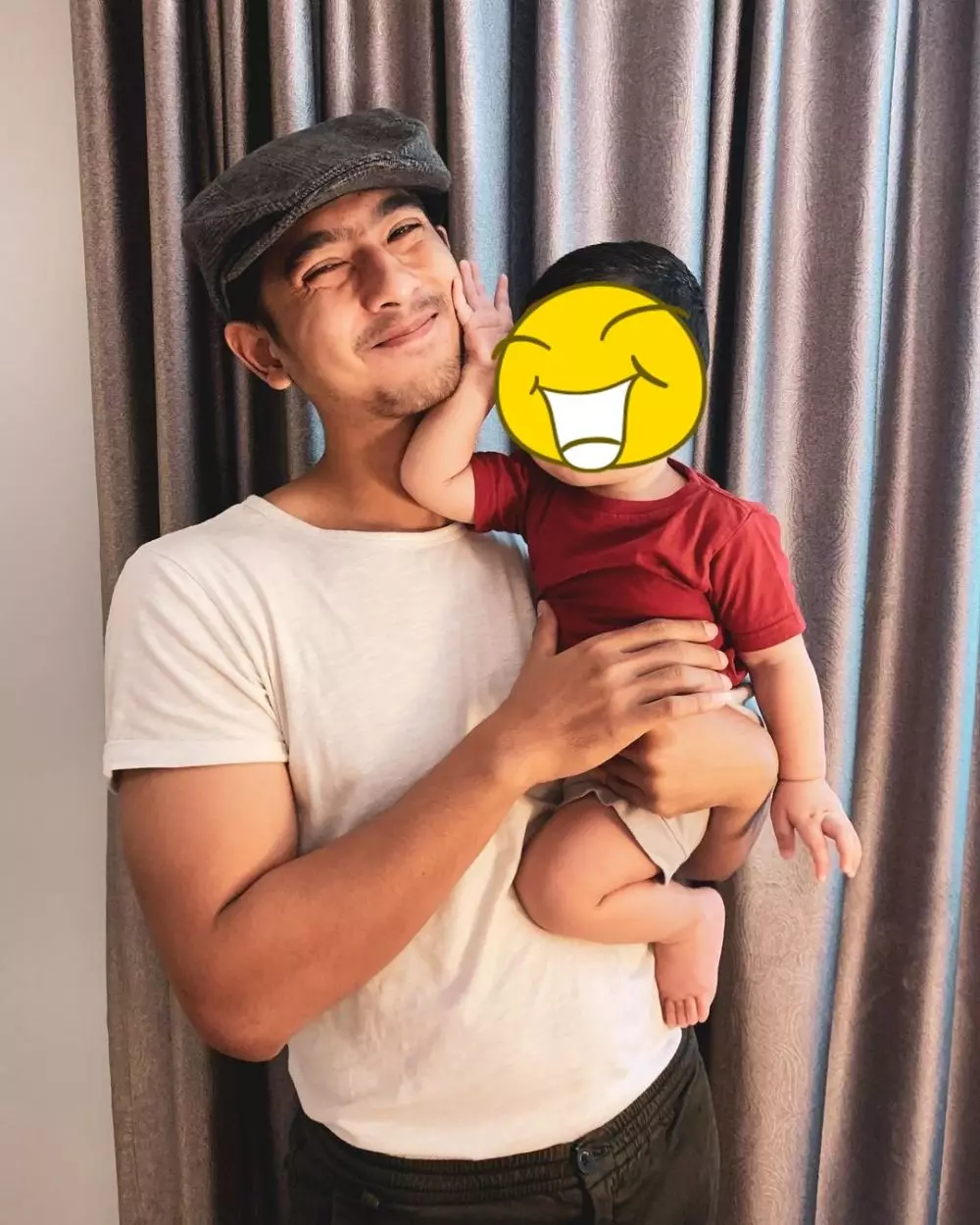 Pesinetron ganteng momong anak © Instagram