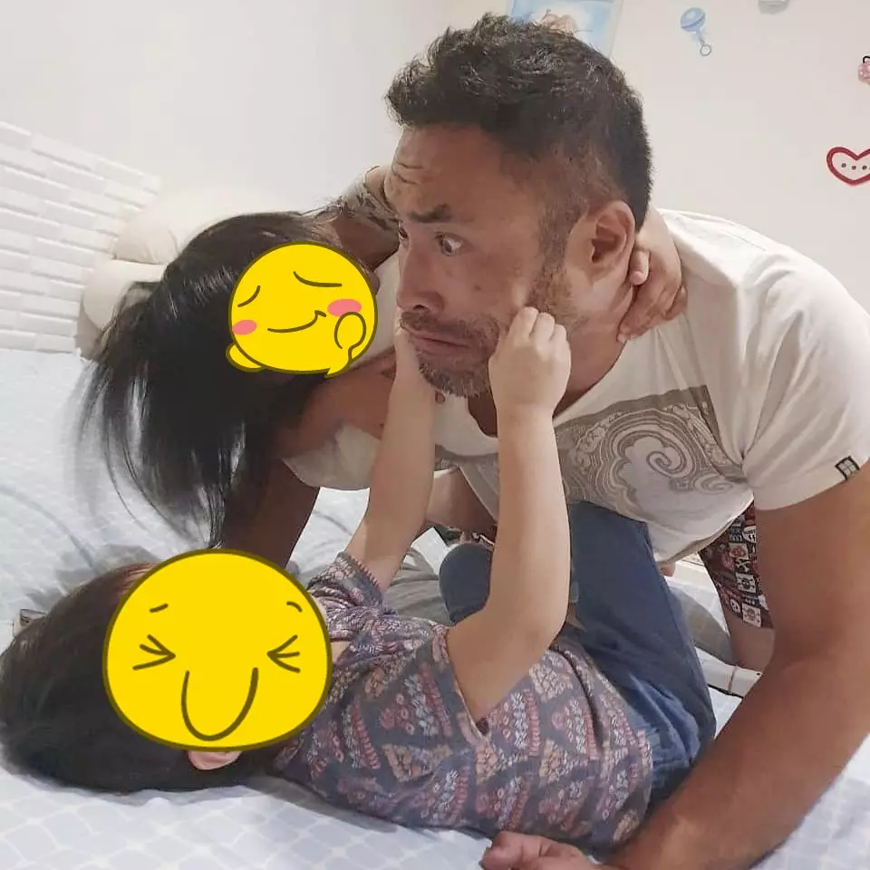 Pesinetron ganteng momong anak © Instagram