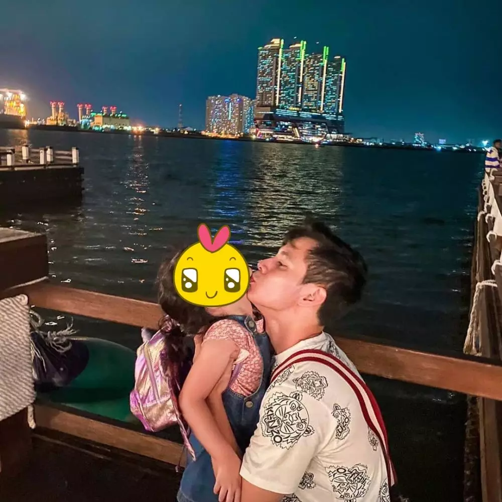 Pesinetron ganteng momong anak © Instagram