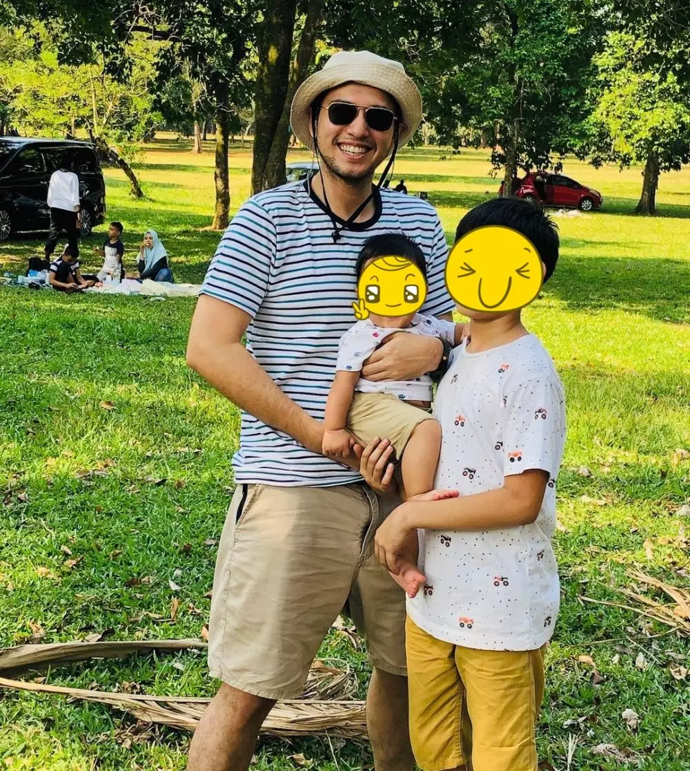 Pesinetron ganteng momong anak © Instagram