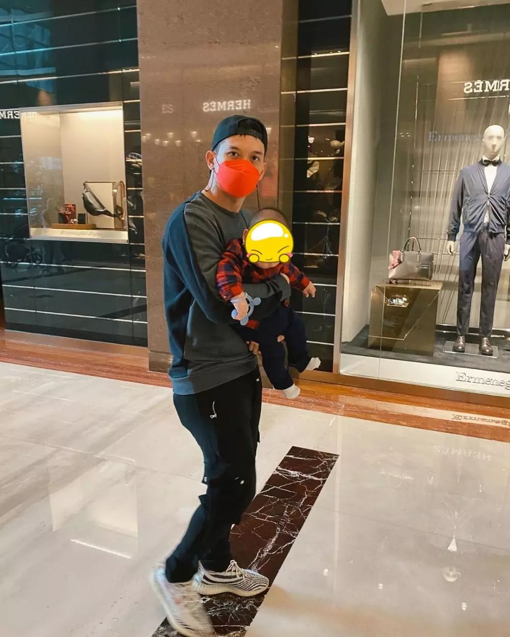 Pesinetron ganteng momong anak © Instagram