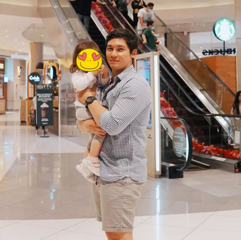 Pesinetron ganteng momong anak © Instagram