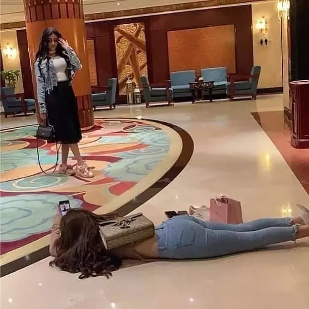 pose kocak fotoin teman © Berbagai Sumber