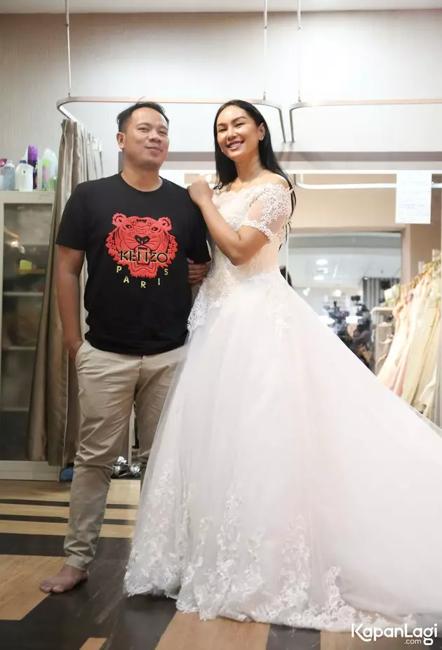 Kalina Ocktaranny fitting baju pengantin © 2021 brilio.net Kalina Ocktaranny fitting baju pengantin © 2021 brilio.net