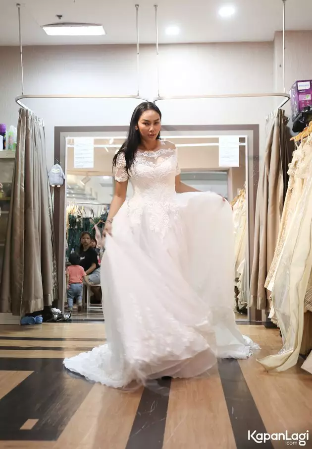 Kalina Ocktaranny fitting baju pengantin © 2021 brilio.net Kalina Ocktaranny fitting baju pengantin © 2021 brilio.net