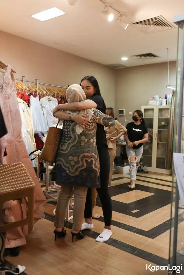 Kalina Ocktaranny fitting baju pengantin © 2021 brilio.net Kalina Ocktaranny fitting baju pengantin © 2021 brilio.net