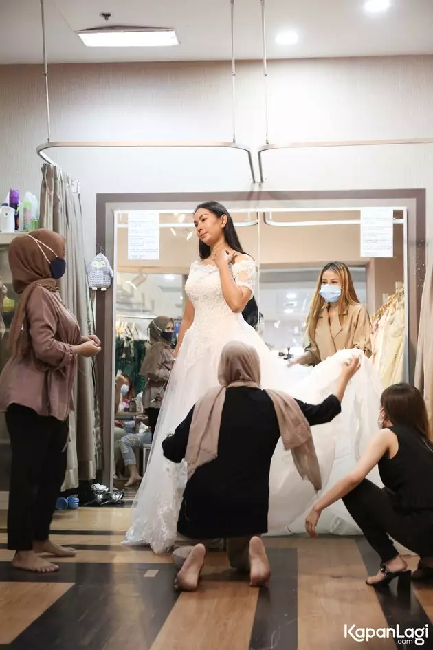 Kalina Ocktaranny fitting baju pengantin © 2021 brilio.net Kalina Ocktaranny fitting baju pengantin © 2021 brilio.net