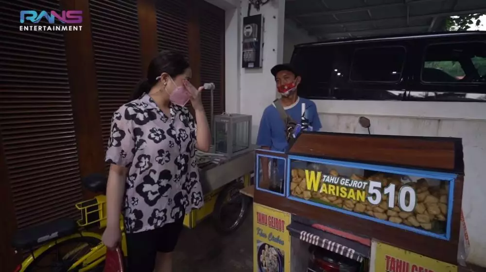 Nagita panggil pedagang © YouTube