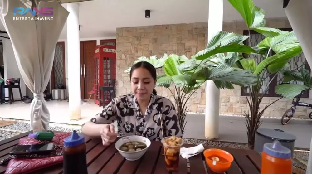 Nagita panggil pedagang © YouTube