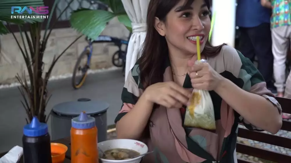 Nagita panggil pedagang © YouTube