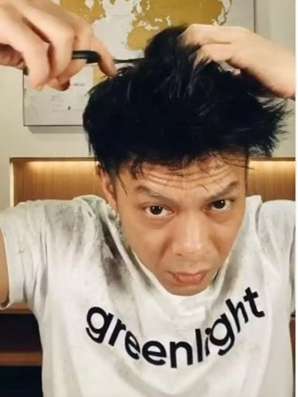 Aksi Ariel Noah potong kayu di hutan © Instagram