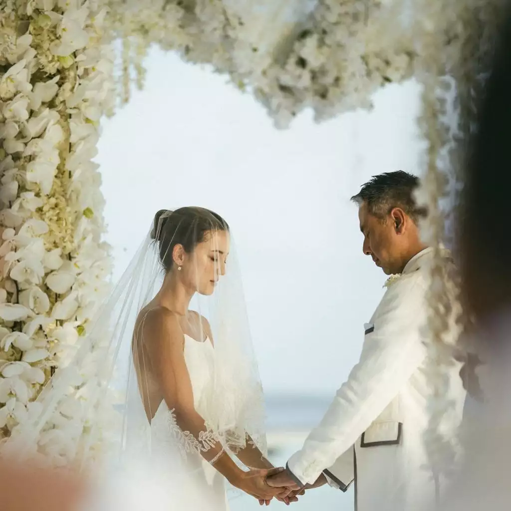 6 Momen pernikahan Julie Estelle, diselenggarakan di Maldives