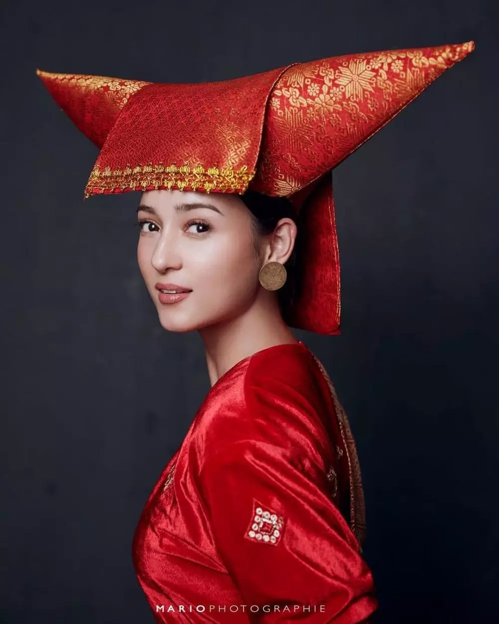 Potret Julie Estelle bermakeup tebal © 2021 brilio.net