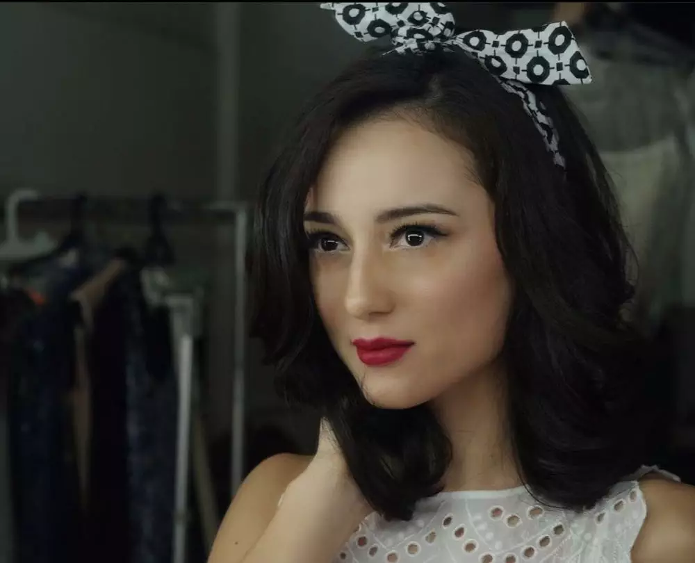 Potret Julie Estelle bermakeup tebal © 2021 brilio.net