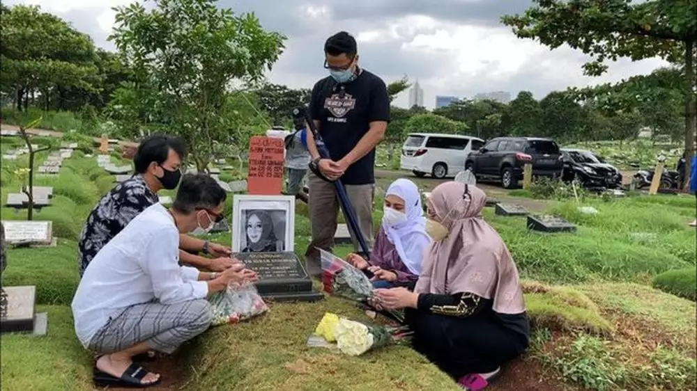 Potret seleb Tanah Air ziarah ke makam Rina Gunawan Kapanlagi.com © 2021 brilio.net Potret seleb Tanah Air ziarah ke makam Rina Gunawan Kapanlagi.com © 2021 brilio.net