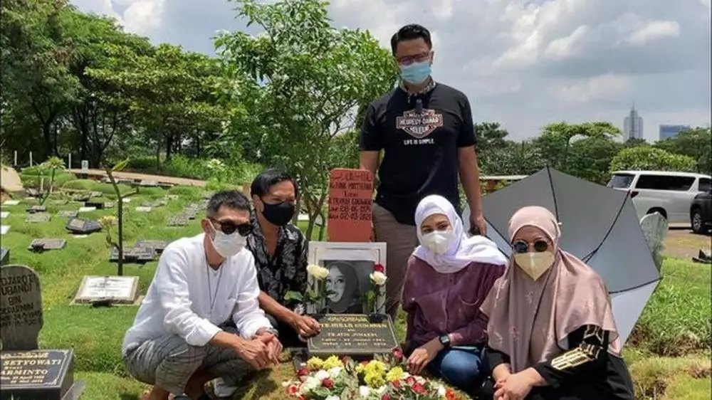 Potret seleb Tanah Air ziarah ke makam Rina Gunawan Kapanlagi.com © 2021 brilio.net Potret seleb Tanah Air ziarah ke makam Rina Gunawan Kapanlagi.com © 2021 brilio.net