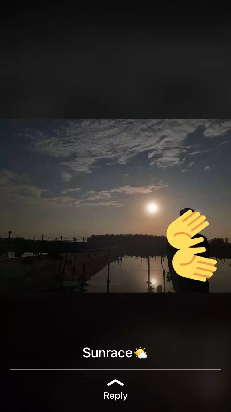 Status pamer jalan jalan © Twitter