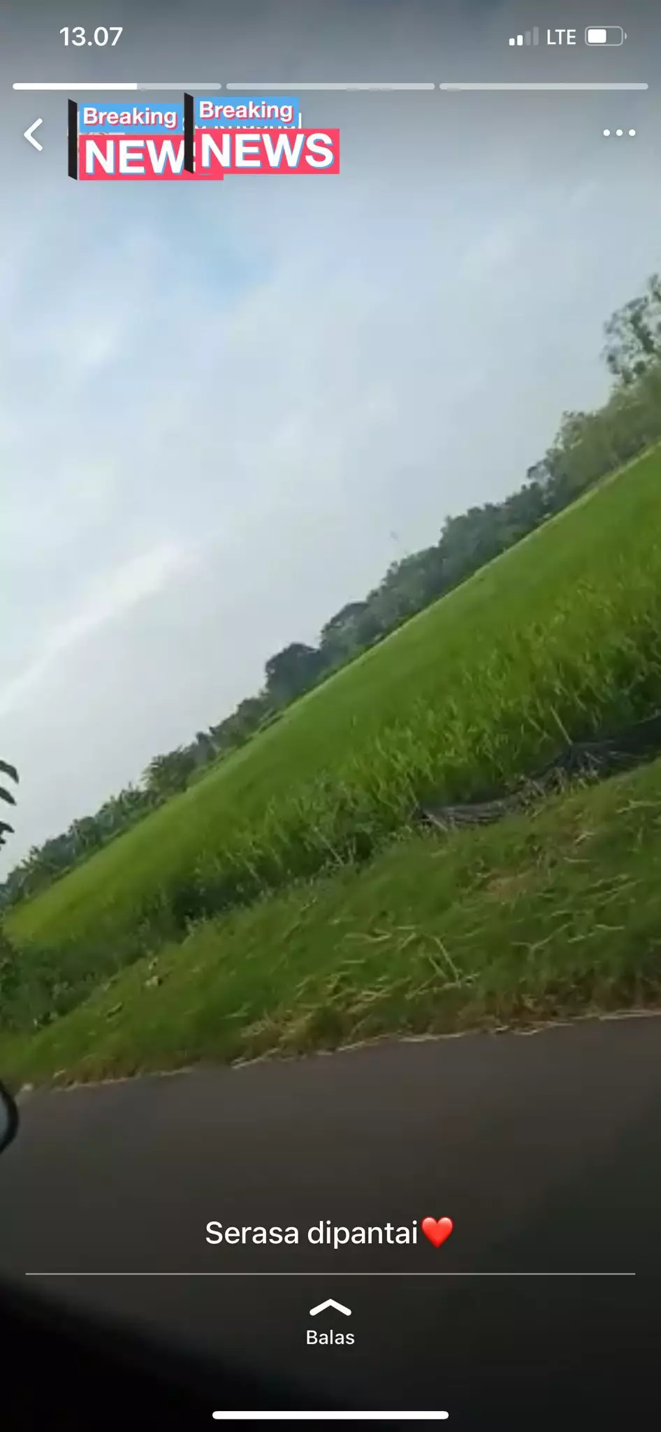 Status pamer jalan jalan © Twitter