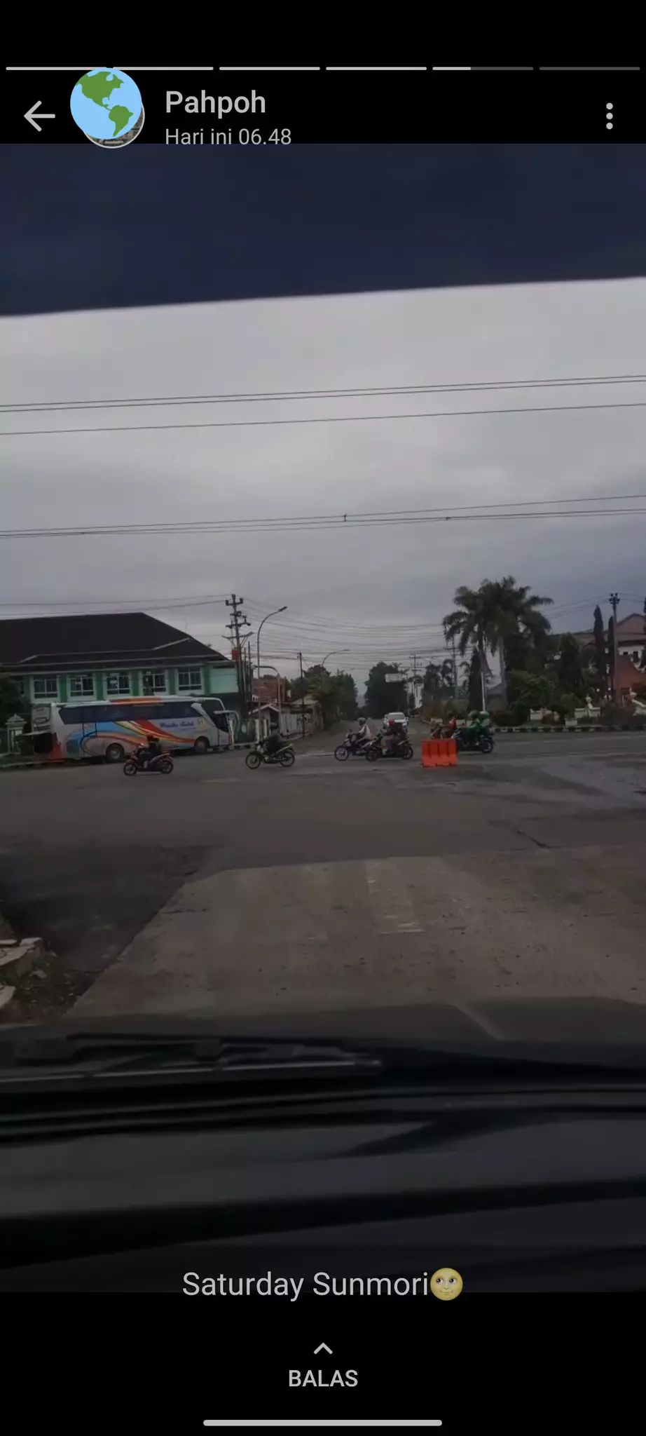 Status pamer jalan jalan © Twitter