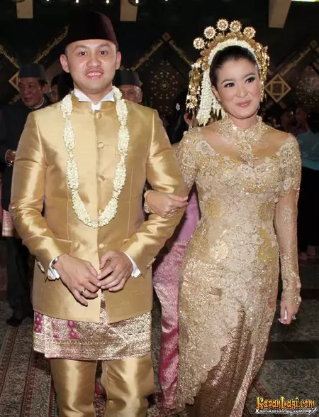 seleb saat menikah dengan pembalap © 2021 brilio.net seleb saat menikah dengan pembalap © 2021 brilio.net