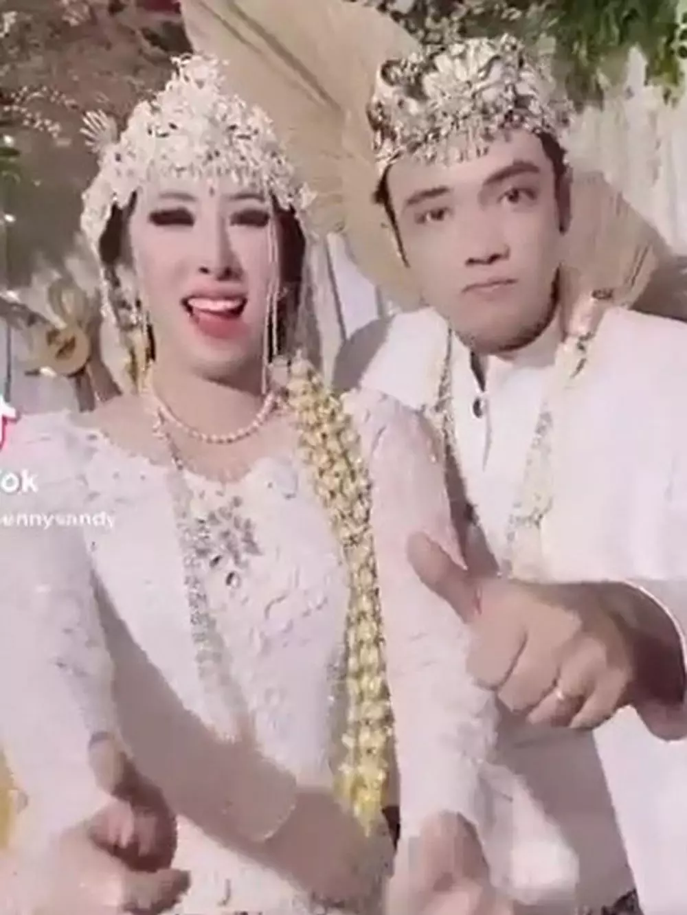 pernikahan Sandy Tumiwa dan Henny Mona © 2021 brilio.net pernikahan Sandy Tumiwa dan Henny Mona © 2021 brilio.net