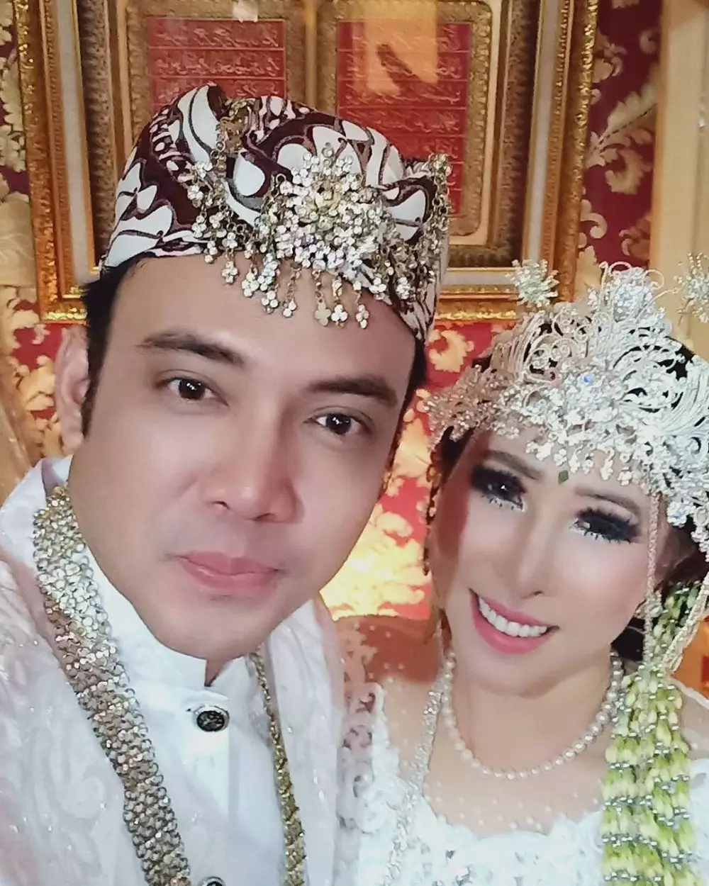 pernikahan Sandy Tumiwa dan Henny Mona © 2021 brilio.net pernikahan Sandy Tumiwa dan Henny Mona © 2021 brilio.net