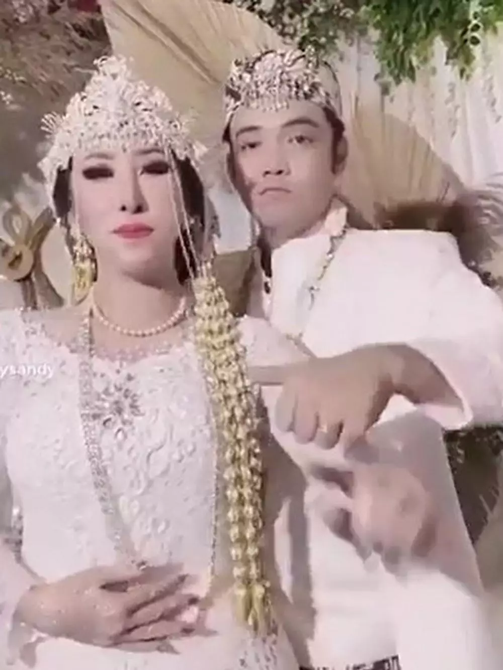 pernikahan Sandy Tumiwa dan Henny Mona © 2021 brilio.net pernikahan Sandy Tumiwa dan Henny Mona © 2021 brilio.net