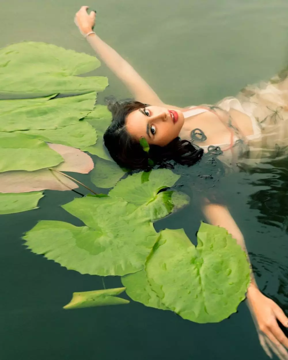 Valerie Thomas berenang di kolam © 2021 brilio.net Valerie Thomas berenang di kolam © 2021 brilio.net