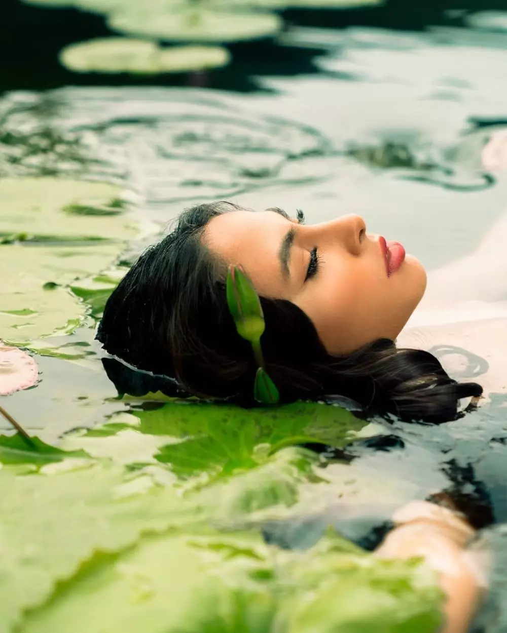 Valerie Thomas berenang di kolam © 2021 brilio.net Valerie Thomas berenang di kolam © 2021 brilio.net