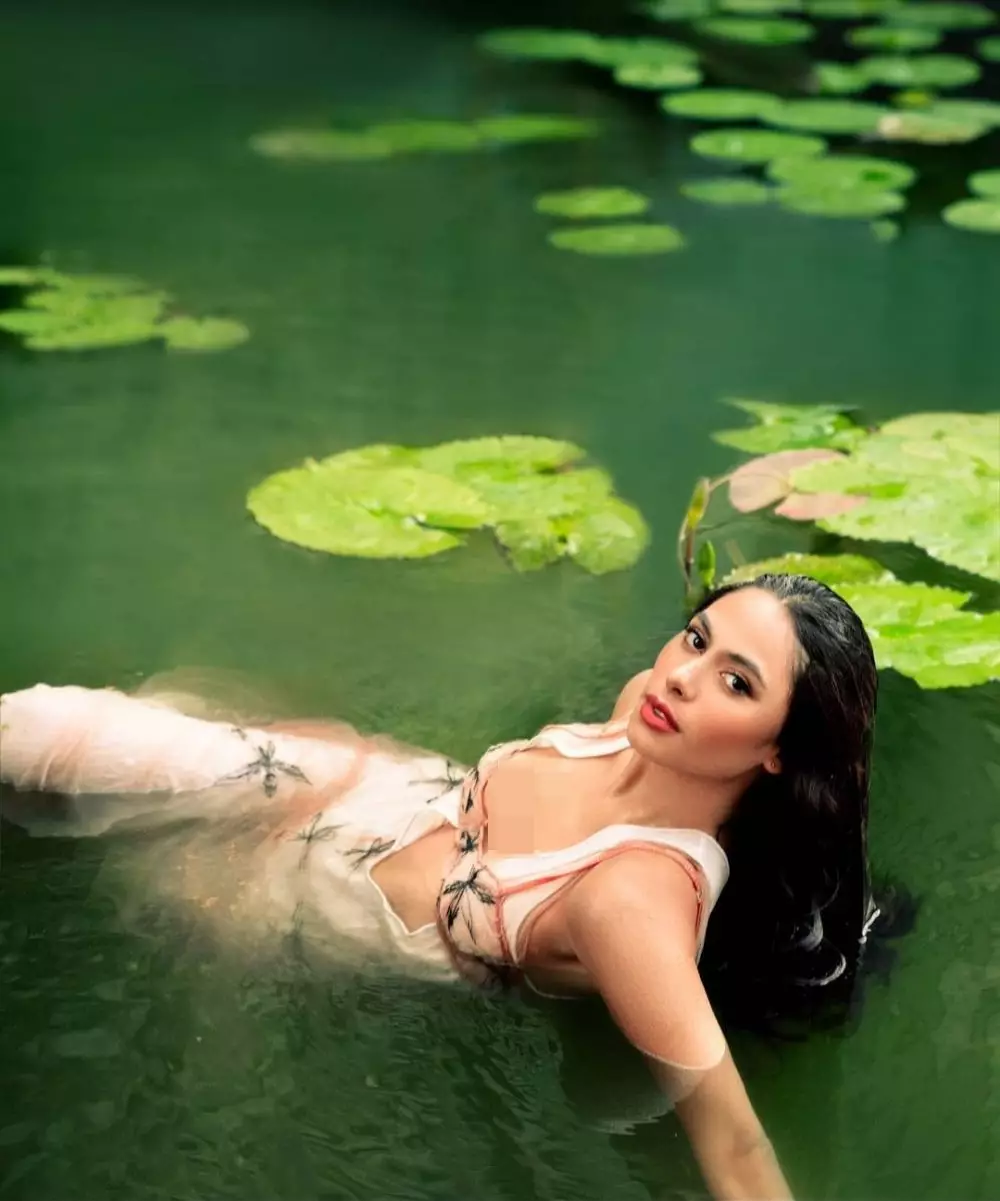 Valerie Thomas berenang di kolam © 2021 brilio.net Valerie Thomas berenang di kolam © 2021 brilio.net