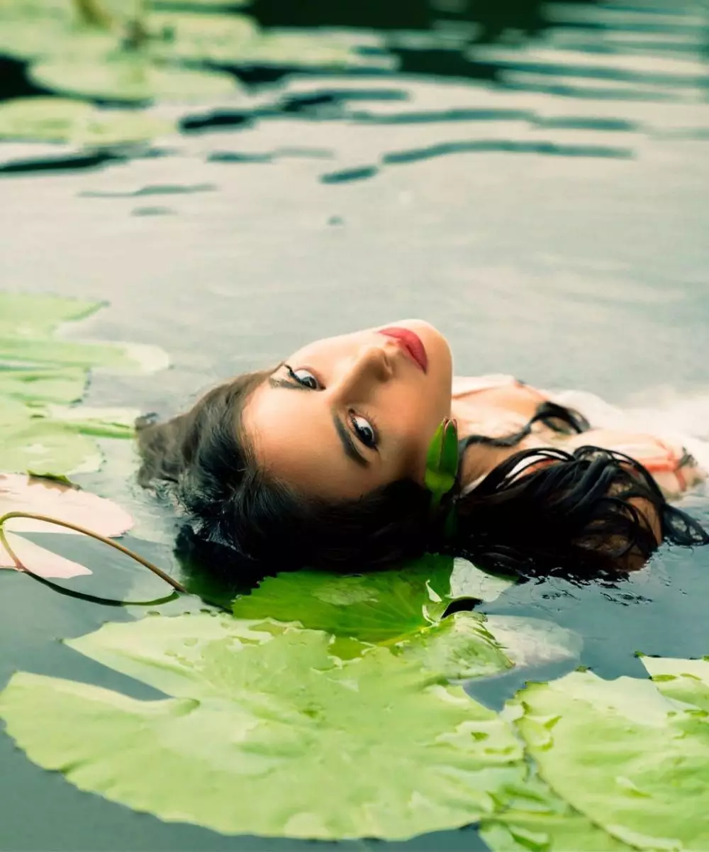 Valerie Thomas berenang di kolam © 2021 brilio.net Valerie Thomas berenang di kolam © 2021 brilio.net