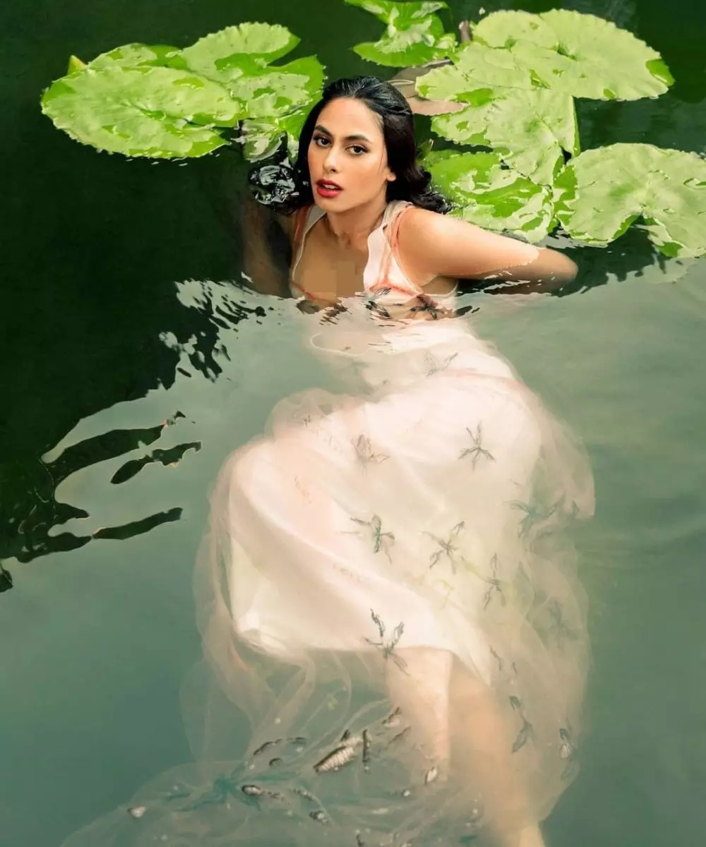 Valerie Thomas berenang di kolam © 2021 brilio.net Valerie Thomas berenang di kolam © 2021 brilio.net