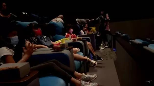 Nisya Ahmad sewa studio bioskop © 2021 brilio.net Nisya Ahmad sewa studio bioskop © 2021 brilio.net