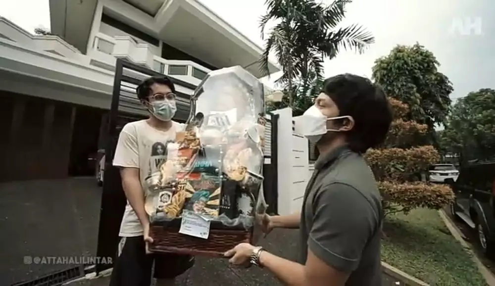 isi hampers Atta Halilintar untuk tetangga © 2021 brilio.net YouTube