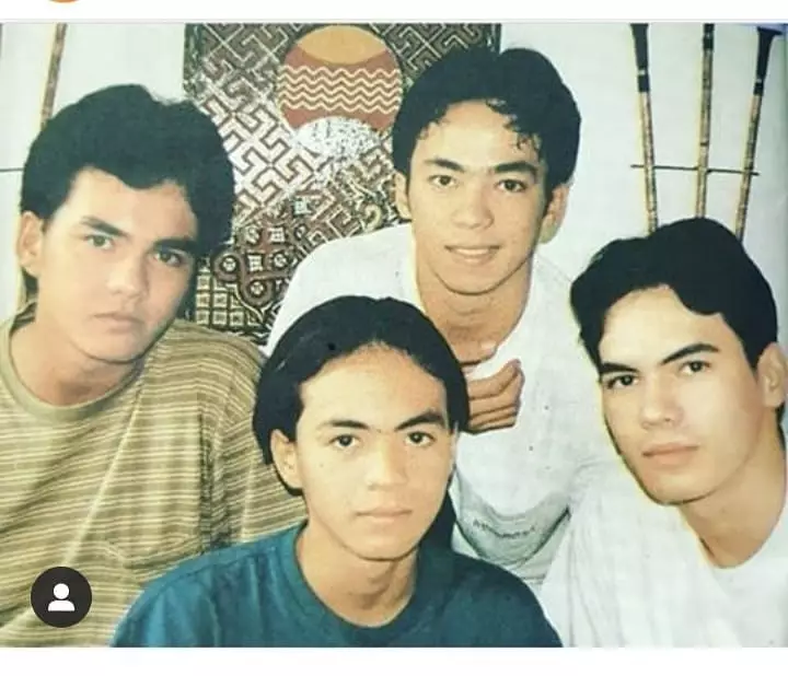 Potret kompak Syach bersaudara di majalah jadul © Instagram & Facebook Potret kompak Syach bersaudara di majalah jadul © Instagram & Facebook