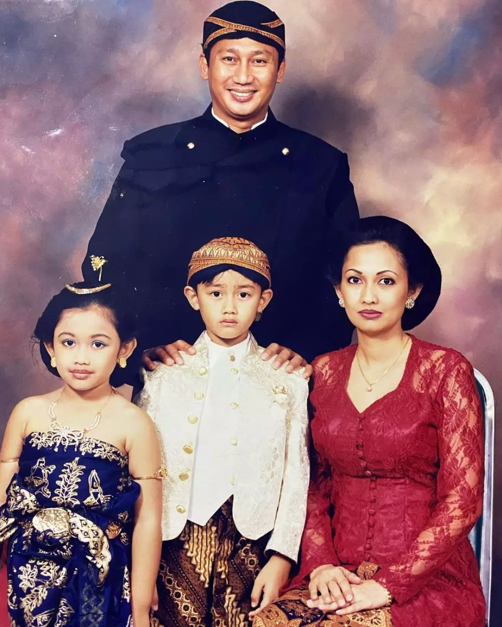 seleb pakai busana adat jawa © Instagram